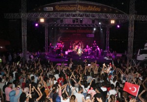 Ramazan Etkinliklerin de ​Emre Kaya Konserine Youn lgi